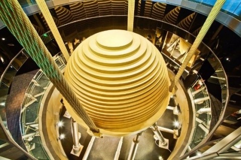 Kulový absorbér vibrací mrakodrapu v Tchaj-pej, Zdroj: Someformofhuman/Creative Commons