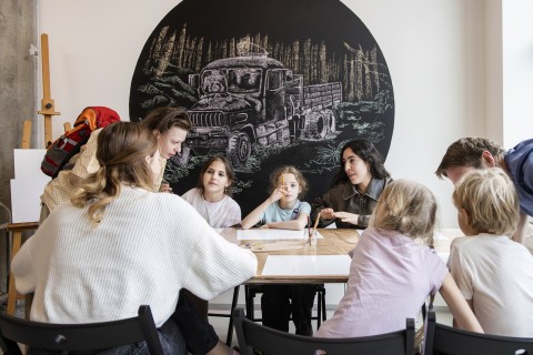 Umělecký ateliér – neděle pro rodiny s dětmi skupina dětí v učebně