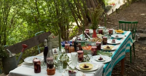 Srdečně vás zveme na setkání s rezidentkou Jagodou Dobeckou při příležitosti akce Open Studios Pragovka 2026, které proběhne 30. 5. v Pragovce. Kitchen Under the Clover, neboli Kuchyně pod čtyřlístkem, je projekt zaměřený na sbírání receptů na jídla, která nám přinášejí pocit pohody, a zároveň na vytváření osobního archivu vzpomínek, emocí a zážitků spojených s jídlem.
