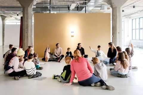 Během workshopu pro děti se společně zaměříme na ornament a přírodní motivy kolem nás. Budeme pozorovat tvary, struktury a detaily, které se následně stanou inspirací pro vlastní výtvarnou tvorbu. Děti si vyzkouší práci s linií, rytmem i opakováním a vytvoří vlastní ornamentální kompozice. Workshop proběhne v rámci Open Studios Pragovka dne 30. 5. od 9:30 do 11:00. Ve stejný čas se v galerii koná jóga a brunch, takže rodiče mohou chvíli zpomalit a odpočinout si, zatímco děti budou tvořit.